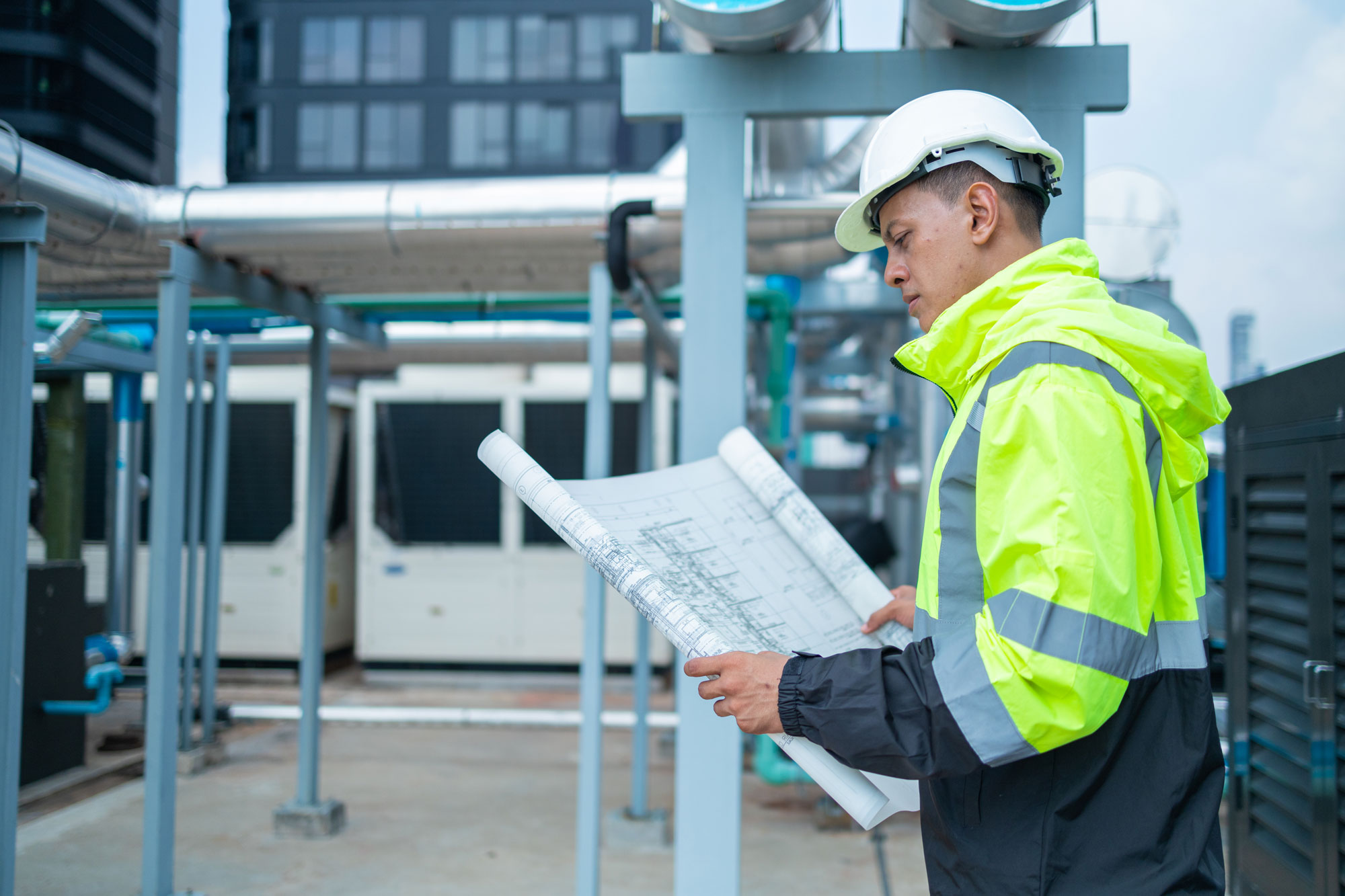 Flachdachprüfung für Architekten während einer technischen Gebäudeprüfung
