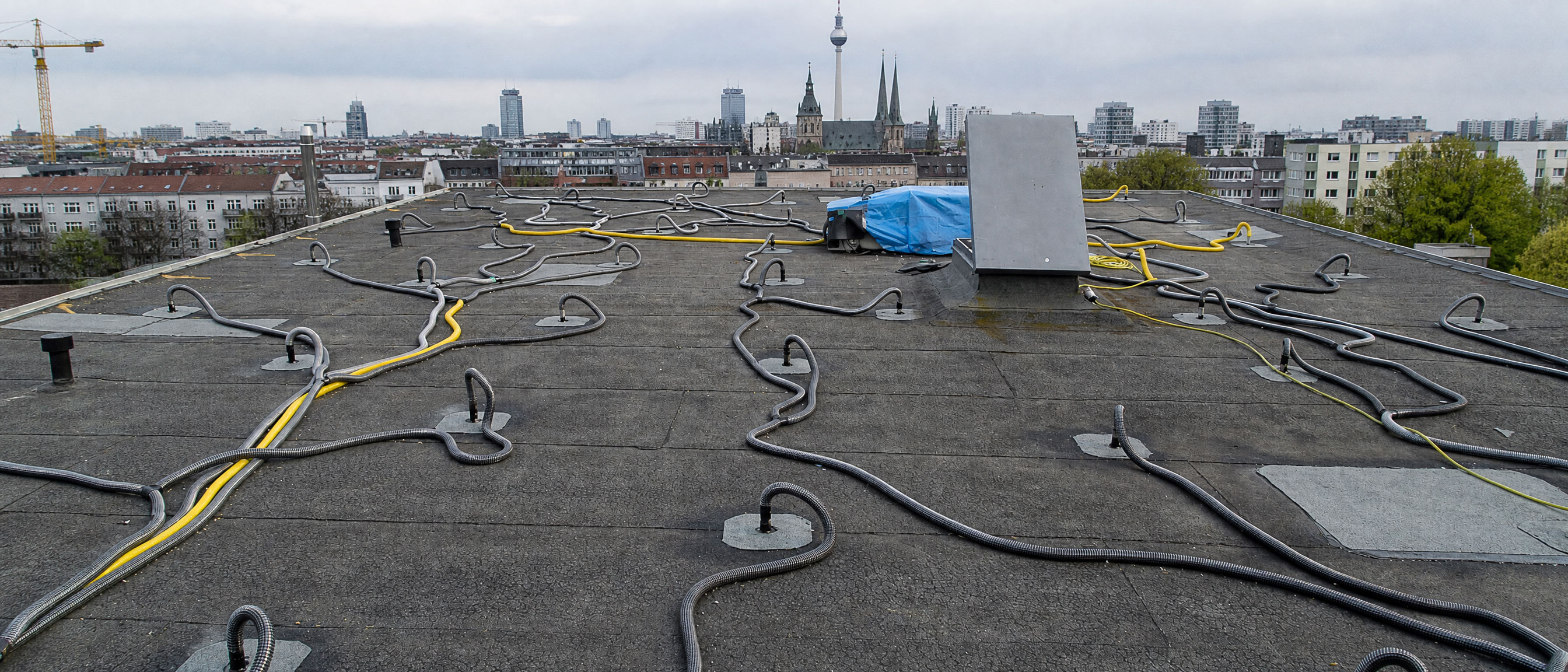 Flachdachtrocknung auf einem Industriegebäude