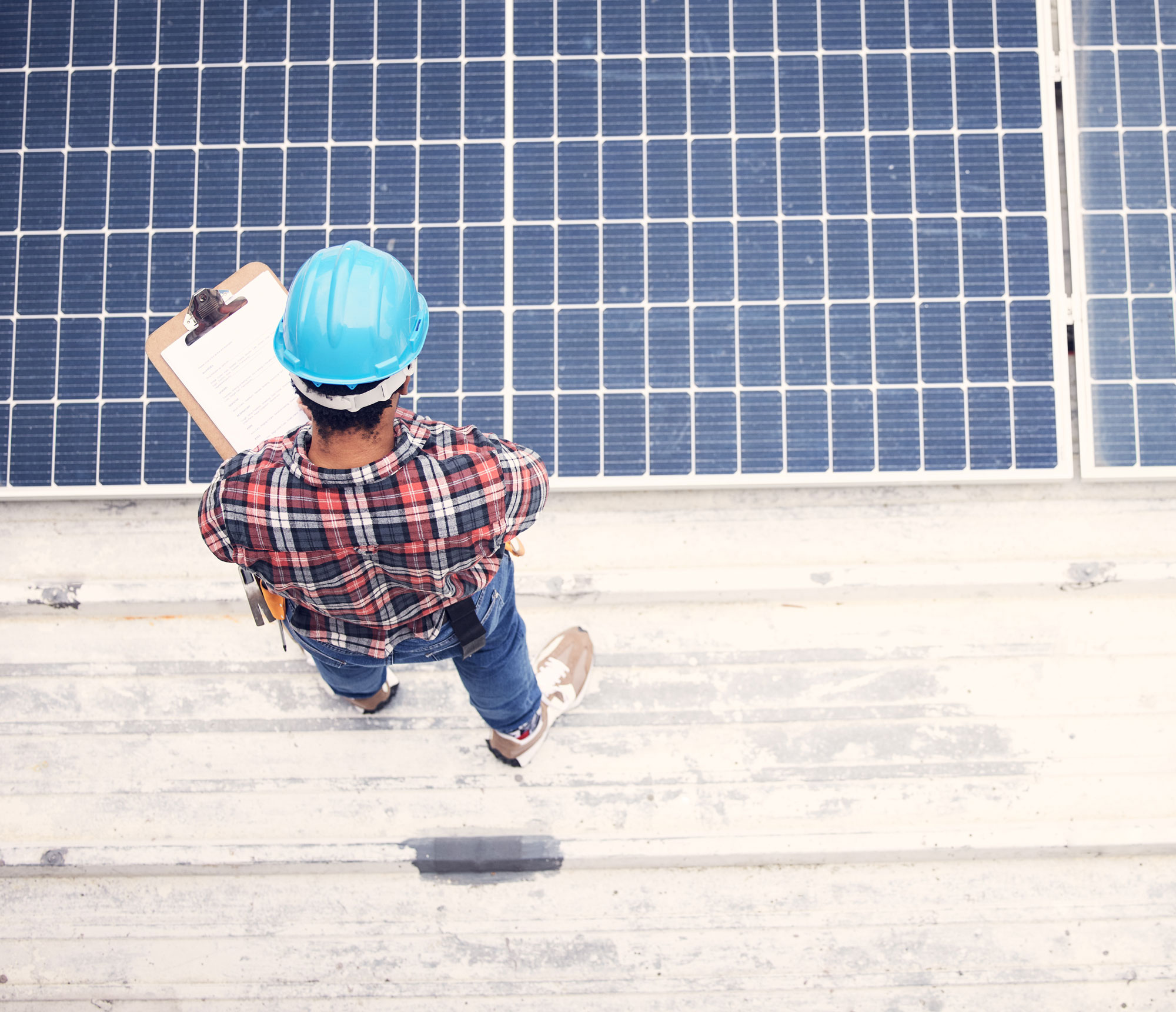 Gutachter prüft eine Photovoltaikanlage auf dem Flachdach