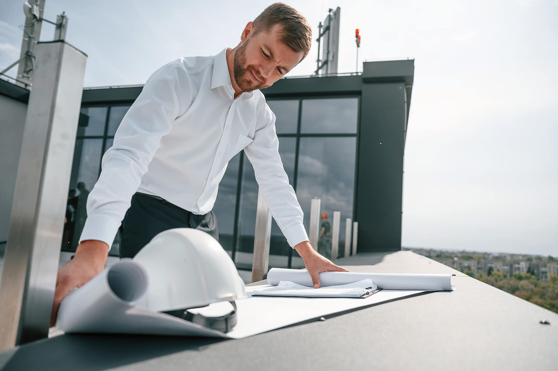 Architekt bei der Planung eines Flachdachprojekts
