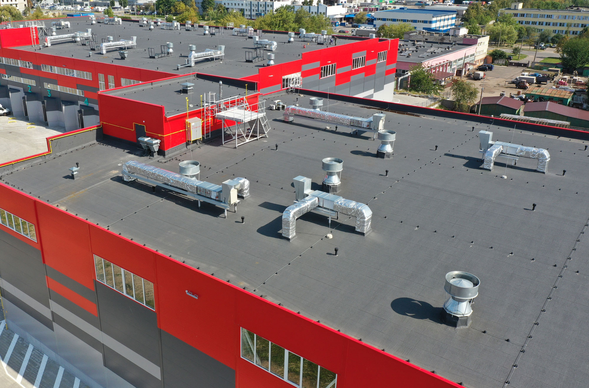 Gewerbegebäude mit großflächigem Flachdach