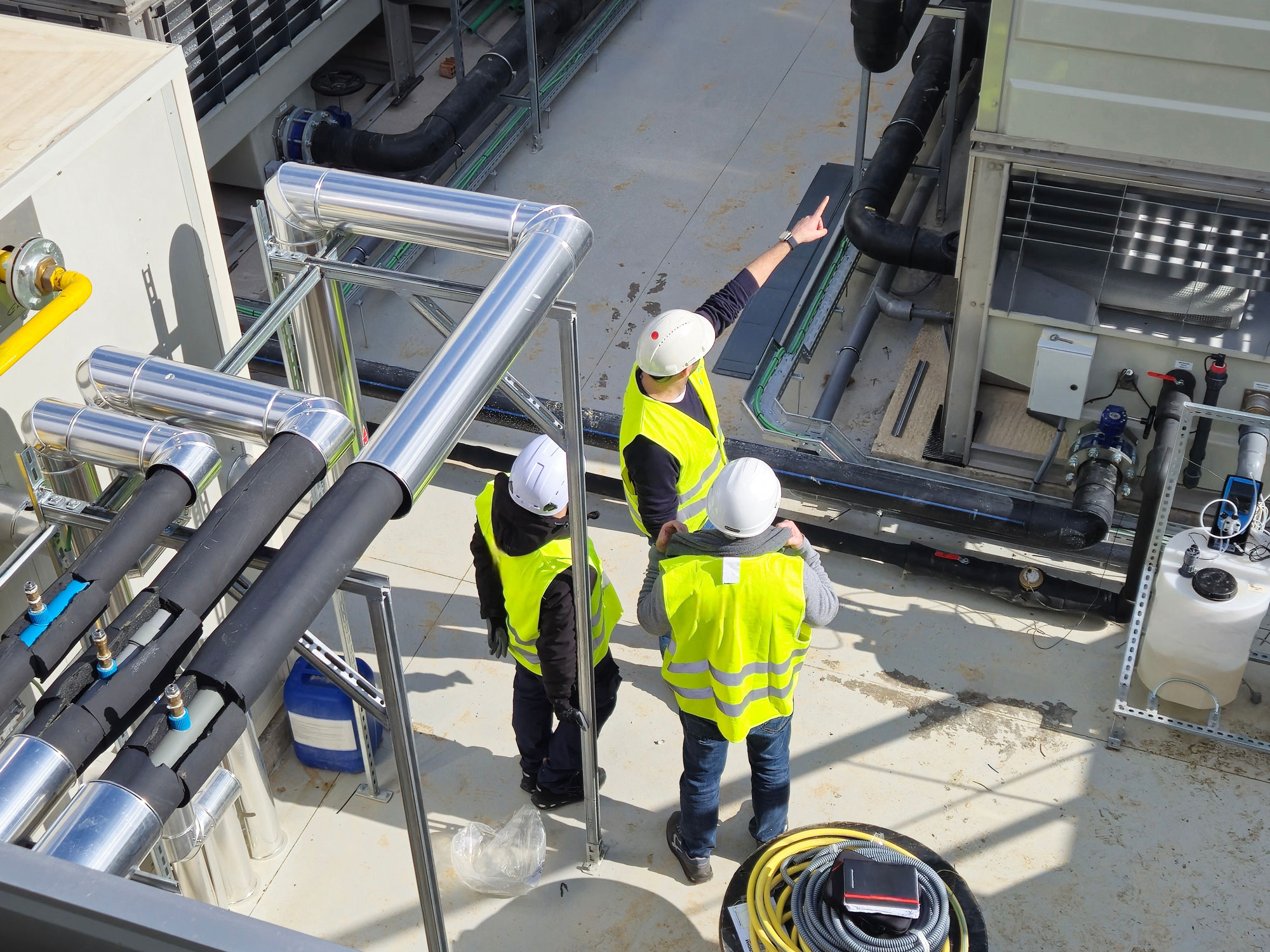 Technische Begutachtung eines Flachdachs auf einer Baustelle